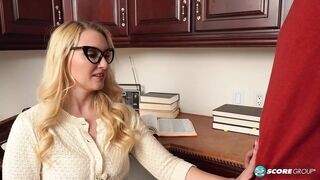 Izgató 40-es Julia Robbie és a tinédzser csávó