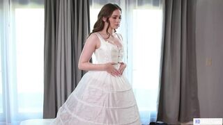 Mellbombás menyasszony közösül a vőlegény nevelő testvérével