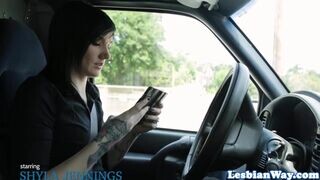 Nikki Hearts és Shyla Jennings kitetovált lesbi vadulás