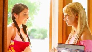 Carmen Callaway tinédzser leszbi csábítása diana lee-vel