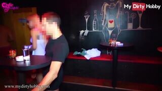 Világos Szőke zsenge leszopja három fallosza egy szexy csereklubban