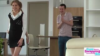 Bonnie dole forró lezbi szexet ad elő barátnőjével Liz Ocean nélkül, ám nevelő testvére bekapcsolódik a vad hármasba