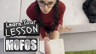 Andreina Deluxe vizsgára tanul, jordi inkább a ciccseit és fenekét tanulmányozza