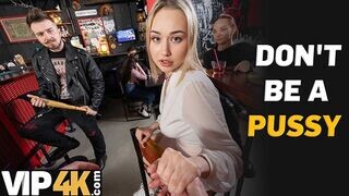 Bátor világos szőke pornósztár reszeli idegen faszit a bárban