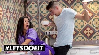 Jade Presley gigászi popós latina szobalány átlagos anális meglepetés