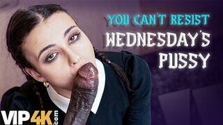 Lispy wednesday kufircolta a nevelő apa hatalmas faszát mint egy igazi kutyaként