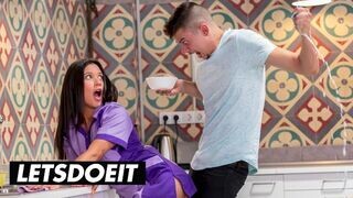 A kívánatos szobalány Jade Presley kitakarít és cumizza a hatalmas faszkat a forró szálláson