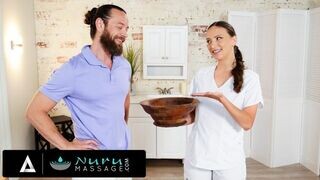 Brad Newman kipróbálja saját nuru olaját egy forró masszőzővel