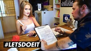 Tiffany Tatum kicsike mellei megvadulnak a lakótársa iránt