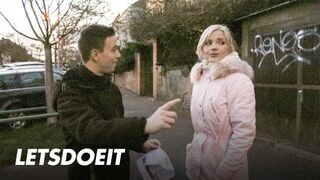 Kinky turista Zazie Skymm csábítja a studot hardcore dugásra az irodájában