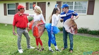 Tinédzser szomszédlányok cserélnek és basztatják apuci faszát vörös-kék szavazatért