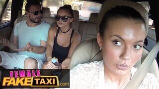 Nézd meg, hogyan lopat el egy csajszika a barátnőjétől a feketében – female fake taxi