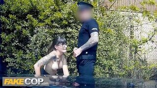 Rendőr megdugja a sötét hajú geek sunát és rálövi a szemüvegére - fake cop