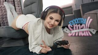 Pici fiatal csajszika Aria Banks elkapja magas mostohabátyját Chris Epicet, aki a szobájában veri a pénisze