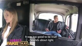 Tinédzser pasas gyorsan megdugja Angel Piaff lucskos kiborotvált puncáját a hamis taxiban