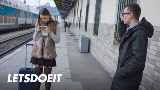 Selvaggia fiatal csajszika felfogta Charlie Dean hatalmas faszát egy gyors pov dugásra