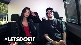 Vékony néger Coco Kiss pénzért cidázza a termetes barna fazt az autóban
