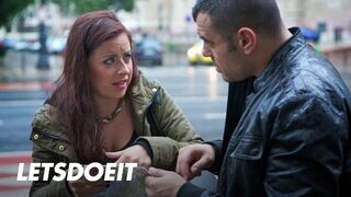 Francia turista Lexie Candy megdugja a helyi ürgét forró puncival