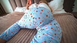 Nyitott ajtónál pornót nézve csábítja a nevelő apját a kicsike céda lánya