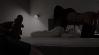 Szenvedélyes cuckold háziasszony lovagolja a gigantikus kukit egy swinger klubban