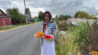 Megkértem a gazdát, hogy mutassa meg, hogyan neveli a zamatos gyümölcsöket és zöldségeket