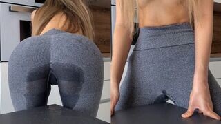 Tinédzser nőci vadul dörzsöli magát az asztalhoz, amíg a leggingse telis-tele spriccel