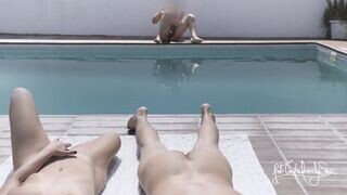 Villantás és spriccelés egy idegennek egy nudista üdülőben! a cuckold férjem nem akart játszani!