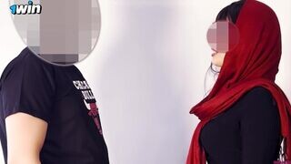 Arab milf hangos hancúrozása nem hagyja aludni a szomszédot, így hívja őt is közösülni