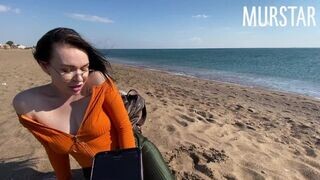 A kéjhölgy beindult az interaktív játéktól és szopott a strandon