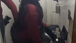 Fiatal spanyol diákok vad kefélése a fürdőben kolesz előtt