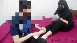 Koleszos nőci panaszkodik a tanárának, aki megbassza a hatalmas ánuszát és melleit