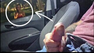 Mutattam a faszomat egy kívánatos ismeretlen nőnek a buszmegállóban nyilvánosan!