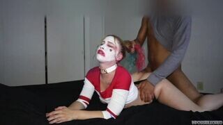 Harley quinn keményen cumizza a méretes falloszt és lovagol rajta beleélvezésig éjszakai változatban