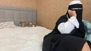 Arab házastárs telefonon beszél és a punciját simogatja az orgazmusig