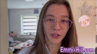 Kinti spriccelés! 18 éves vékony zsenge döngeti nagy punciját a szabadban, amíg el nem élvez