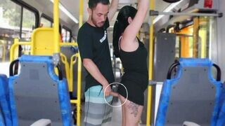 Koros csávó dörzsöli és kiveri a barnára a buszon, amíg el nem élvez