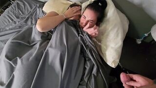 Dupla kicsike cicis néger hajú lányra pisil az ágyban majd pisi áztatta bugyijukban csókolóznak