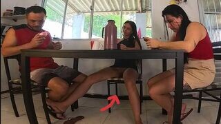 A hapsim férjének szoptam le az asztal alatt a szülinapján