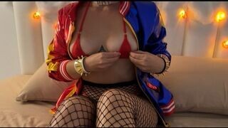 Ufo dug bele a csinos harley quinnbe piros mikro bikiniben minden lyukba