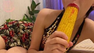 Kicsike nika könyörtelen fenék játéka étellel 4k-ban