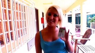 Mickenzie Moore világos szőke főiskolás csajként cumizza és lovagolja a vastag cerkát