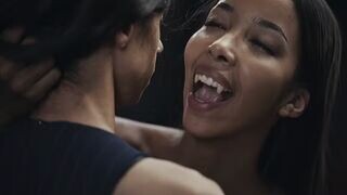Ebony Vampire Mistress Lia Lin elcsábít egy kolumbiai gigászi cicis fiatal bigét a Vampired durva domina játékában