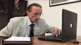 Kéjnő MILF titkárnő cumizza ki a mocskos főnökét
