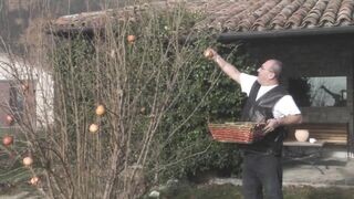 Bűbájos világos szőke tinédzser amatőr fenékbe kefélve és szájba spriccelve méretes farasszal