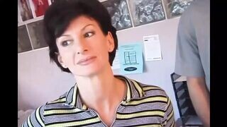 Sharon Mitchell feleségként orálozza és fenékbe veszi Mark Wood farkát retro stílusban