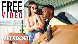 Szexi Mostohatestvérek, Ginebra Bellucci és Katy Rose Vadul Dugnak BBC-kkel a Horny Hostel Falai Között Teljes Jelenet