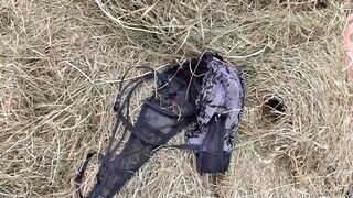 Gigászi popós öreg nő cidázza a paraszt farkát a disznóólban