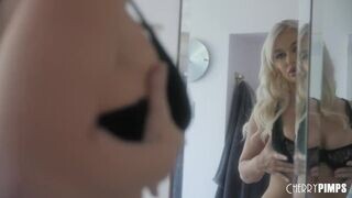 Hatalmas Tőgyes Világos Szőke Milf Mélytorok Akcióban a Cherry Pimps Csatornán